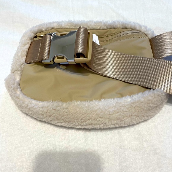 Lululemon Sherpa Belt Bag - Picture 5 of 6